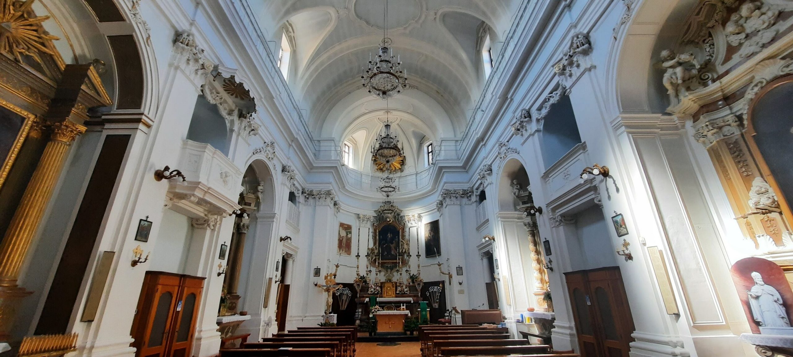 Interno della chiesa parrocchiale di San Nicolò da Bari a Poggio San Marcello.